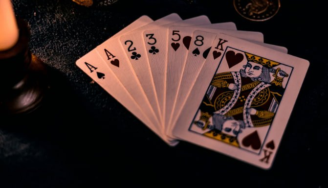 iwbet01 Live Casino — Baccarat, Roulette နှင့် Blackjack ကစားနေသောမြင်ကွင်း